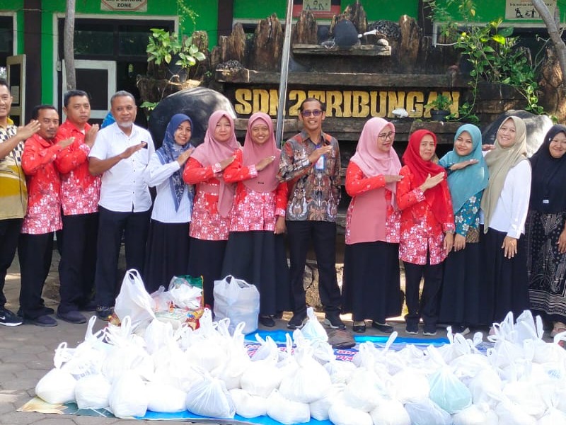 Menyempurnakan Kemenangan: Penyaluran Zakat Fitrah dari Sekolah untuk Warga Sekitar