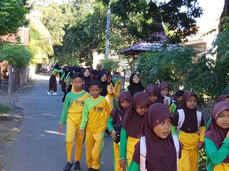 Refleksi Akhir Tahun dan Kebersamaan Lewat Jalan Santai serta Makan Bergizi Gratis di SDN 2 Tribungan