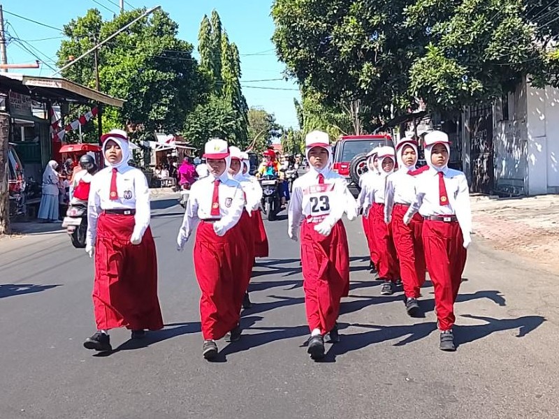 Semangat Membara! Siswa SDN 2 Tribungan Unjuk Gigi di Lomba Gerak Jalan Kabupaten Situbondo